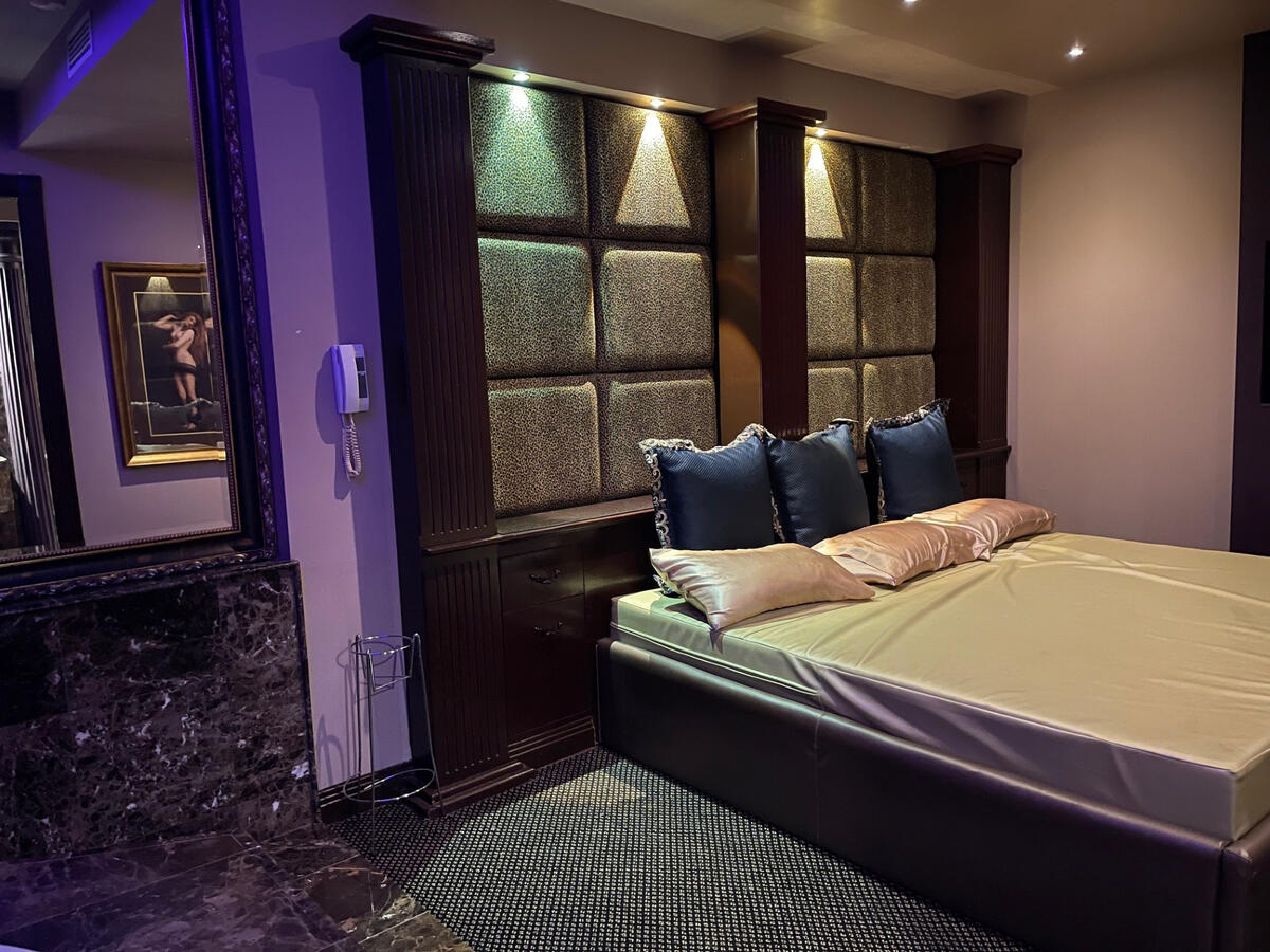 Le Penthouse Suite the Best Brothel on the Gold Coast Australia Book a Beautiful Lady on The Gold Coast Gorgeous Girls Big Selection